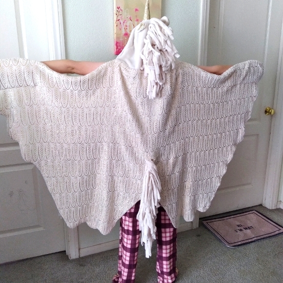 COPY - Justice Unicorn Wrap Blanket with Pockets, horn and tail fringe - Picture 3 of 9